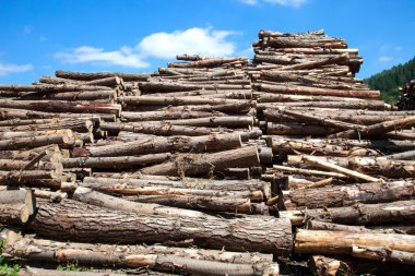 yığılmış sandıklar