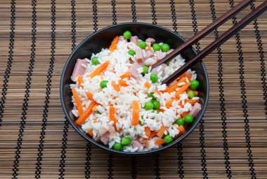 Kızarmış pirinç.