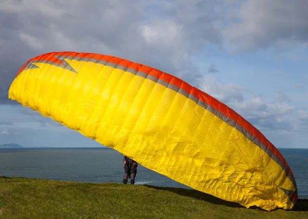 Cliff, a siklóernyőzés — Stock Fotó