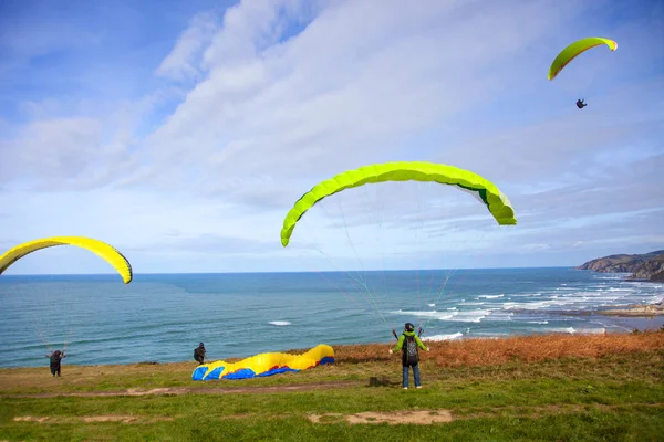 Alcuni parapendio — Foto Stock