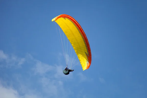 Flying paraglider — Stock Photo, Image