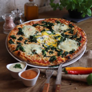 Lezzetli karışık pizza ve bir sürü malzeme.