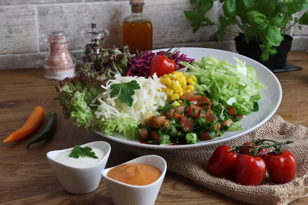 Delizioso Donatore Carne Sul Piatto Portata Insalata Sul Lato — Foto Stock