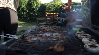 Izgarada pişirilmiş lezzetli ve baharatlı balıklar.