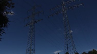 Mavi gökyüzünün altında büyük bir lamba direği