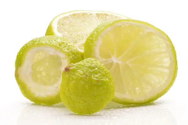 Limão suculento em um fundo branco — Fotografia de Stock
