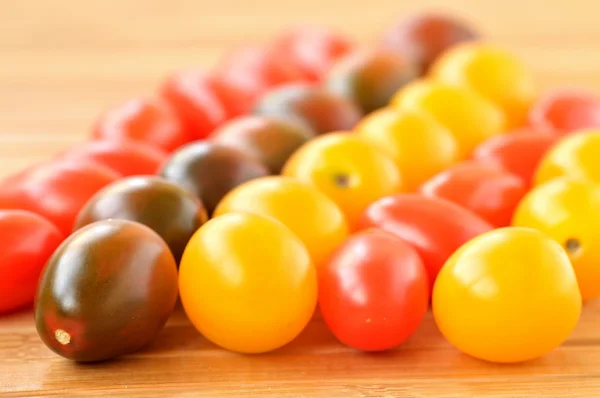 Tomates cereja de cores diferentes — Fotografia de Stock