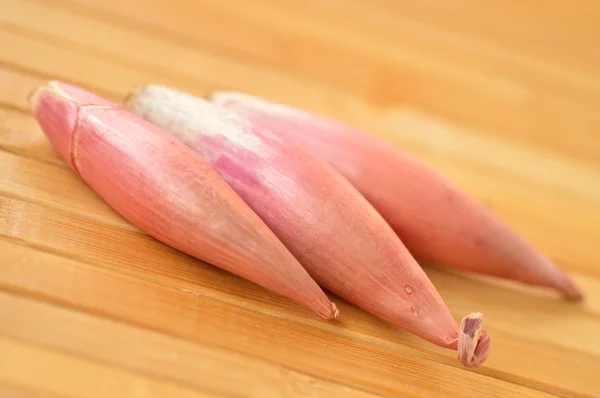 Shallot onions on a background of the boards — Stock Photo, Image