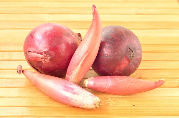 Shallot onions and red onions — Stock Photo, Image