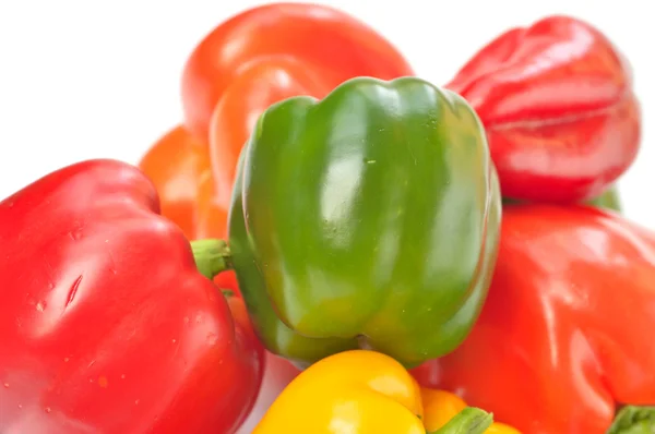 Pimentos búlgaros sobre um fundo branco — Fotografia de Stock