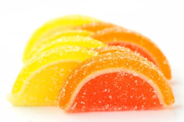 Beyaz bir arka plan üzerinde renkli marmelat (dilim)