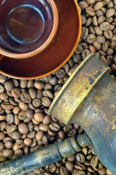 Panela de café, xícara e grãos de café close-up — Fotografia de Stock