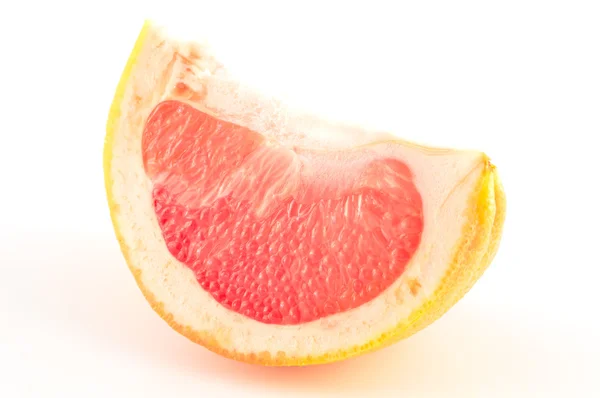 Свіжі червоні грейпфрути на білому тлі — стокове фото