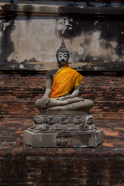 Buddha staty innehar en plumeria blommor — Stockfoto