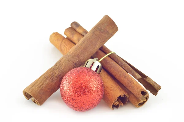 Casca de canela (canela) com bola de Natal — Fotografia de Stock