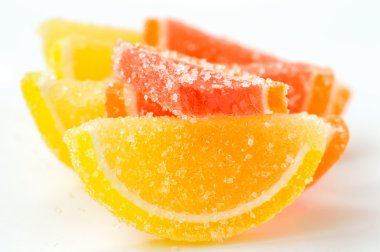 Beyaz bir arka plan üzerinde renkli marmelat (dilim)