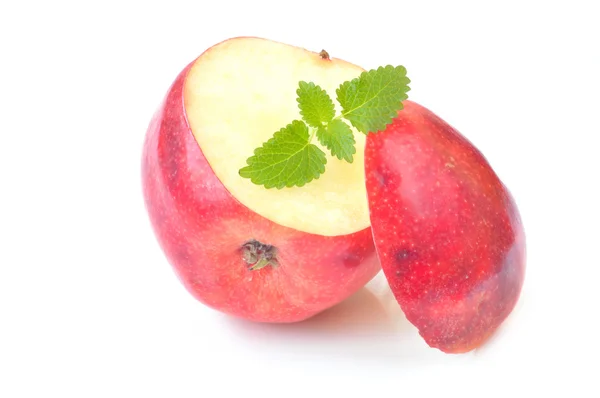 Rosa äpple med mynta blad — Stockfoto