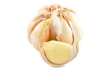 Beyaz arka planda taze sarımsak.