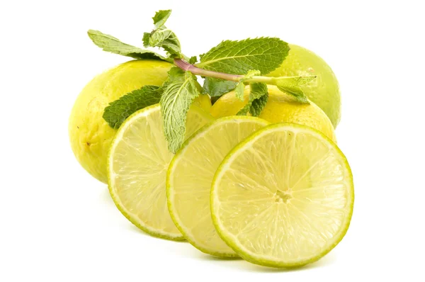 Fatias de limão e folhas de hortelã — Fotografia de Stock