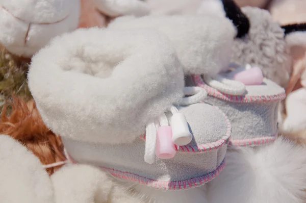 Par de botas de bebê peludo bonito — Fotografia de Stock