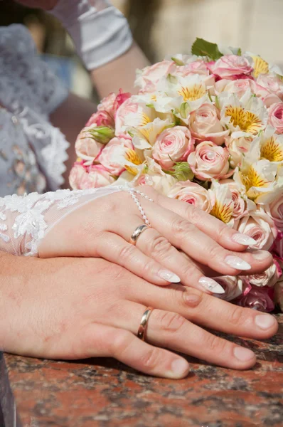 Dos manos con anillo de boda —  Fotos de Stock