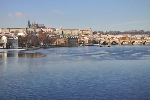 Hradcany 和布拉格城堡全景-背后 vltav — 图库照片