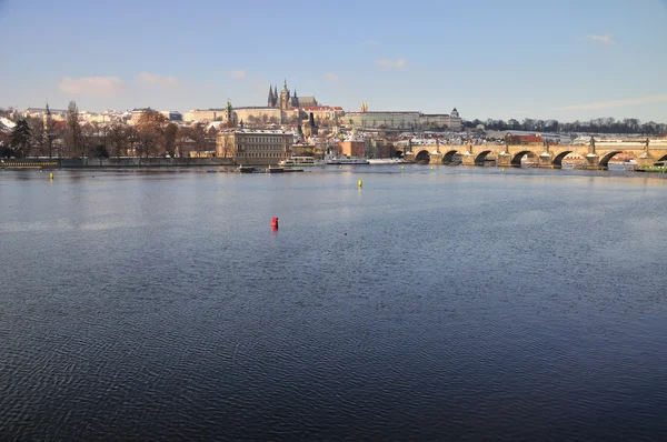 Hradcany och Prag slott panorama - bakom vltav — Stockfoto