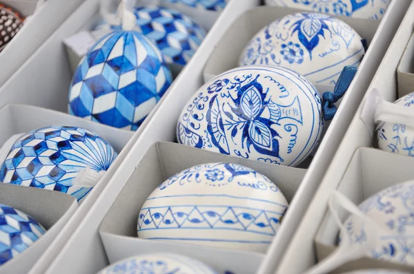 Handgefertigte traditionelle blaue und weiße Ostereier Stockfoto