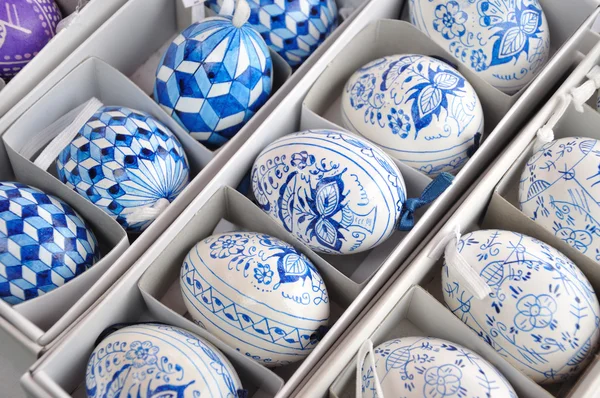 Huevos de Pascua azules y blancos tradicionales hechos a mano —  Fotos de Stock