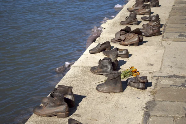 Zapatos en el paseo del Danubio, Budapest (Hungría ) — Foto de Stock