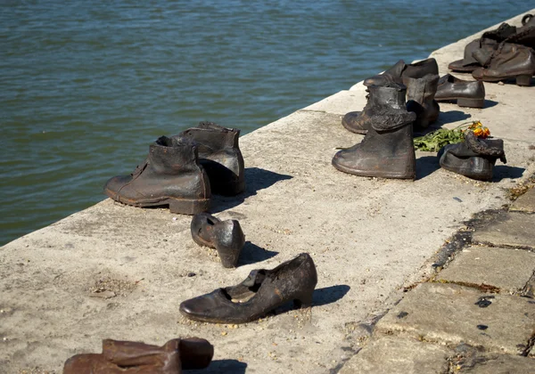 Обувь на Дунайской набережной, Будапешт (Венгрия) ) — стоковое фото