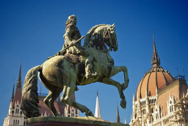 Estatua frente al Parlamento en Budapest (Hungría) ) —  Fotos de Stock