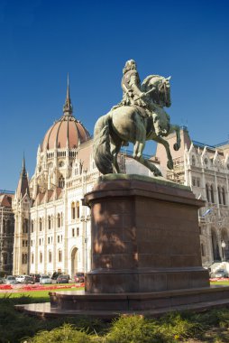Budapeşte'deki parlamento önünde heykeli (macaristan)