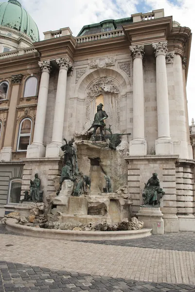 Fountain by the Budapest royal castle — Stock Photo, Image