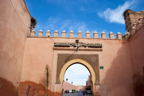 Antigua muralla de la ciudad con puerta en Marrakech — Foto de Stock