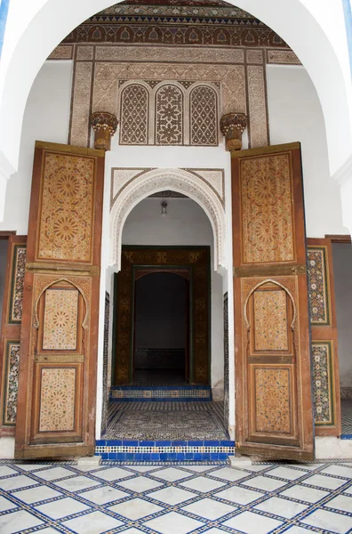 Klenutý vchod do paláce bahia v marrakech — Stock fotografie