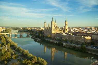 pilar görünümünü 's Katedrali ve ebro Nehri'nin Zaragoza, İspanya