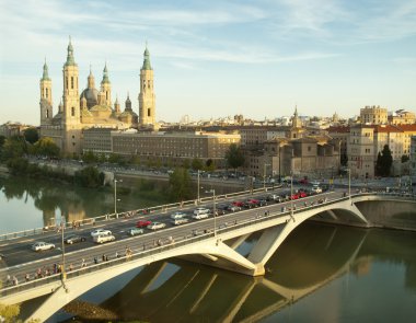 pilar görünümünü 's Katedrali ve ebro Nehri'nin Zaragoza, İspanya