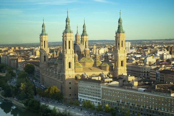 スペイン サラゴサ大聖堂とエブロ川川のピラールの景色 — ストック写真