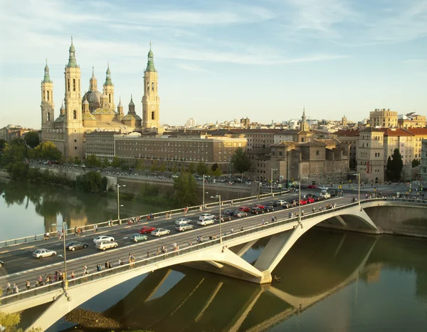 Vue de la cathédrale du Pilar et de l'Èbre à Saragosse, Espagne — Photo