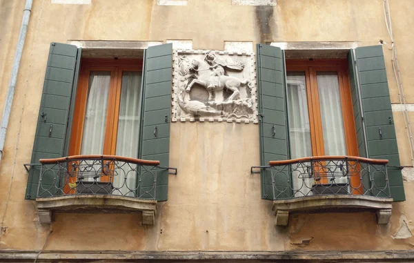 Ventana decorada en Venezia, Italia —  Fotos de Stock