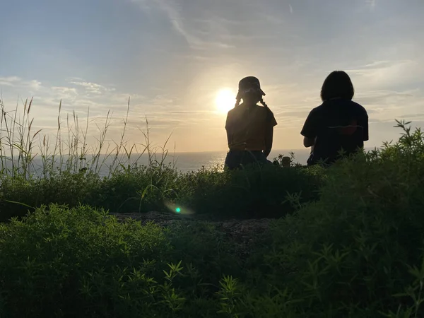 Due Ragazze Sono Sedute Cima Alla Collina Guardare Tramonto Luce — Foto Stock