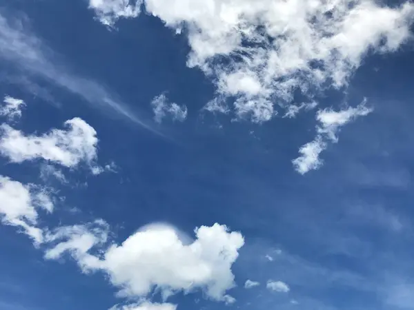 Drammatico Cielo Blu Brillante Sorprendente Forma Nuvole Utilizzando Sfondo — Foto Stock