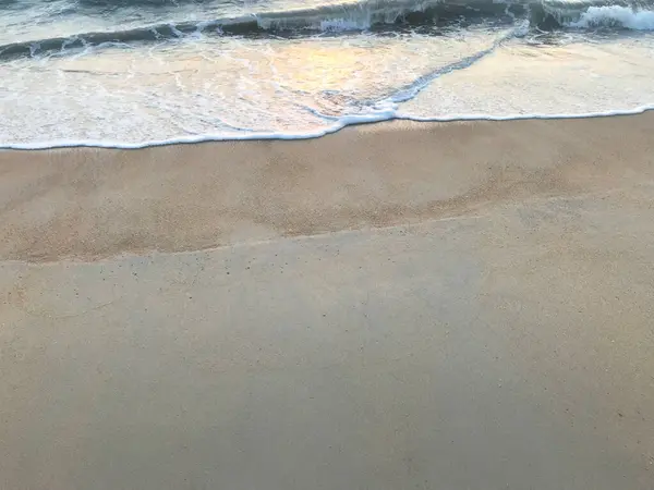 Duas Camadas Praia Areia Marrom Com Ondas Mar Reflexão Luz — Fotografia de Stock