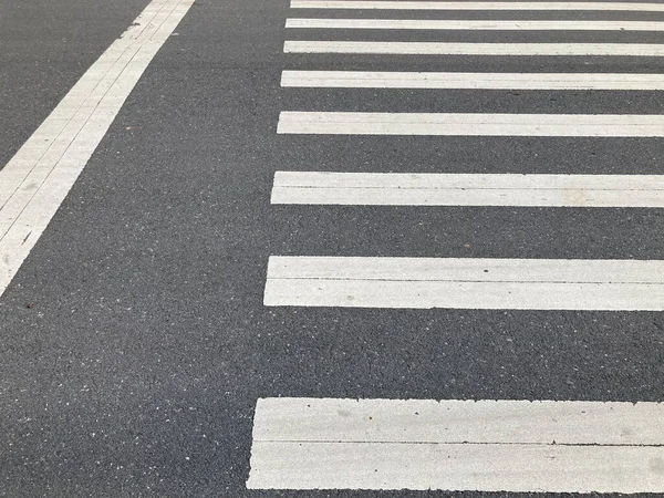 Weißes Wegweiserschild Auf Grauer Asphaltstraße Mit Weißer Gerader Linie Auf — Stockfoto