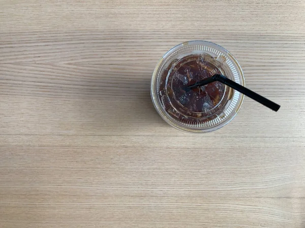 Yeşil pennywort üzerine düşen pembe çiçekler ya da Gülle Topu ağacı ya da gündüz vakti güpegündüz yetişen Gotu kola otu.