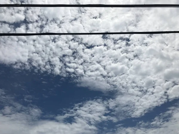 Due Fili Elettrici Cavo Neri Con Cielo Blu Brillante Nuvole — Foto Stock