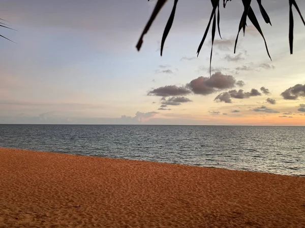 Luce Dorata Del Tramonto Splende Sulla Spiaggia Sabbia Sopra Superficie — Foto Stock