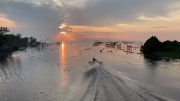 Bir Turistin Teknesi Açık Okyanus Yüzeyinde Kare Balık Tuzaklarıyla Altın — Stok video