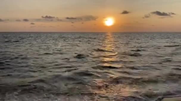 Çerçevenin Sağında Gün Batımının Videosu Vanilya Gökyüzü Okyanus Plajı Deniz — Stok video